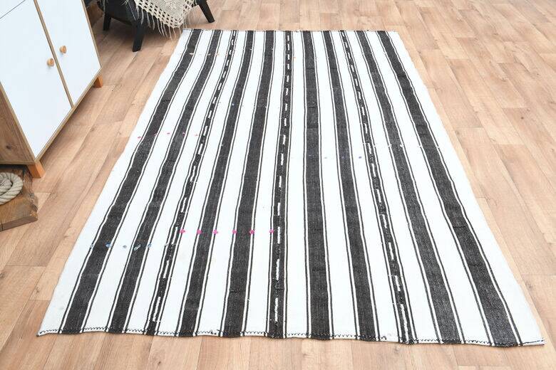 Tapis plat à rayures blanches et noires 152 x 243 cm