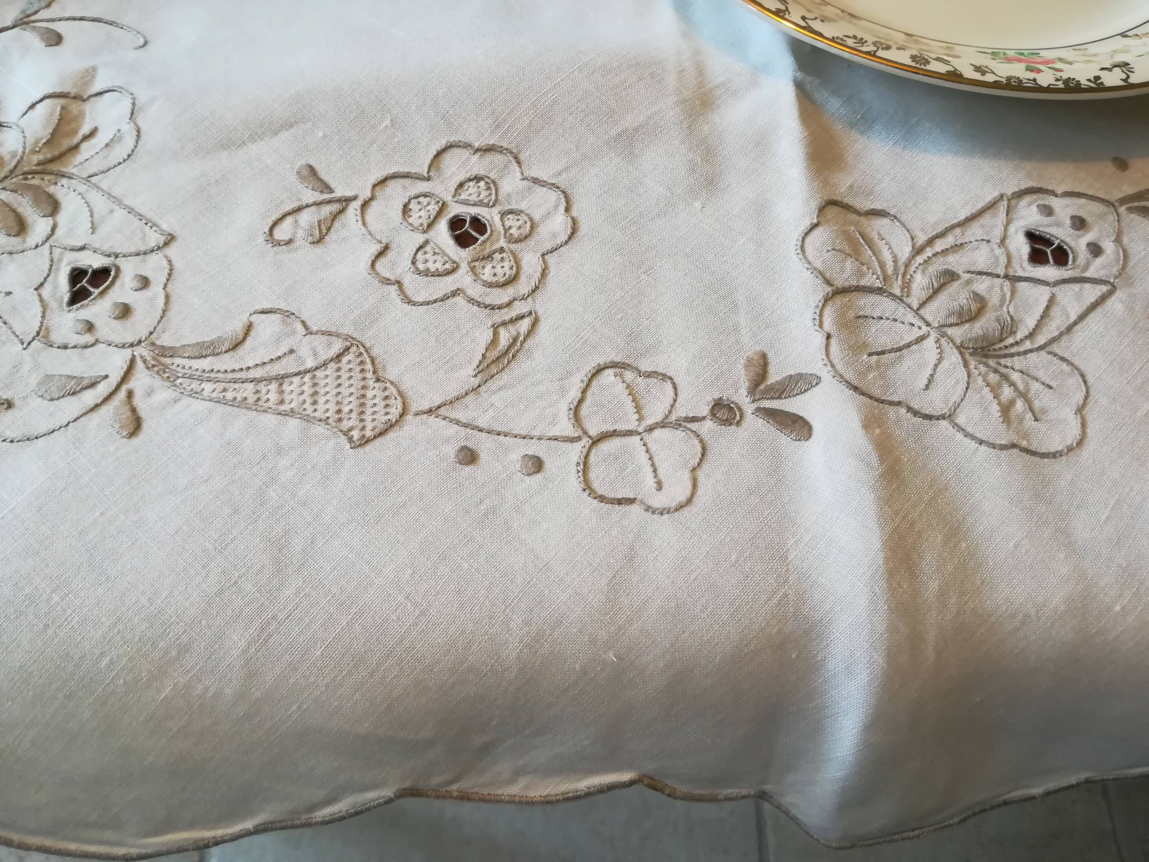 Round off-white tablecloth embroidered with grey flowers with 8 matching napkins - festive table