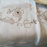 Round off-white tablecloth embroidered with grey flowers with 8 matching napkins - festive table