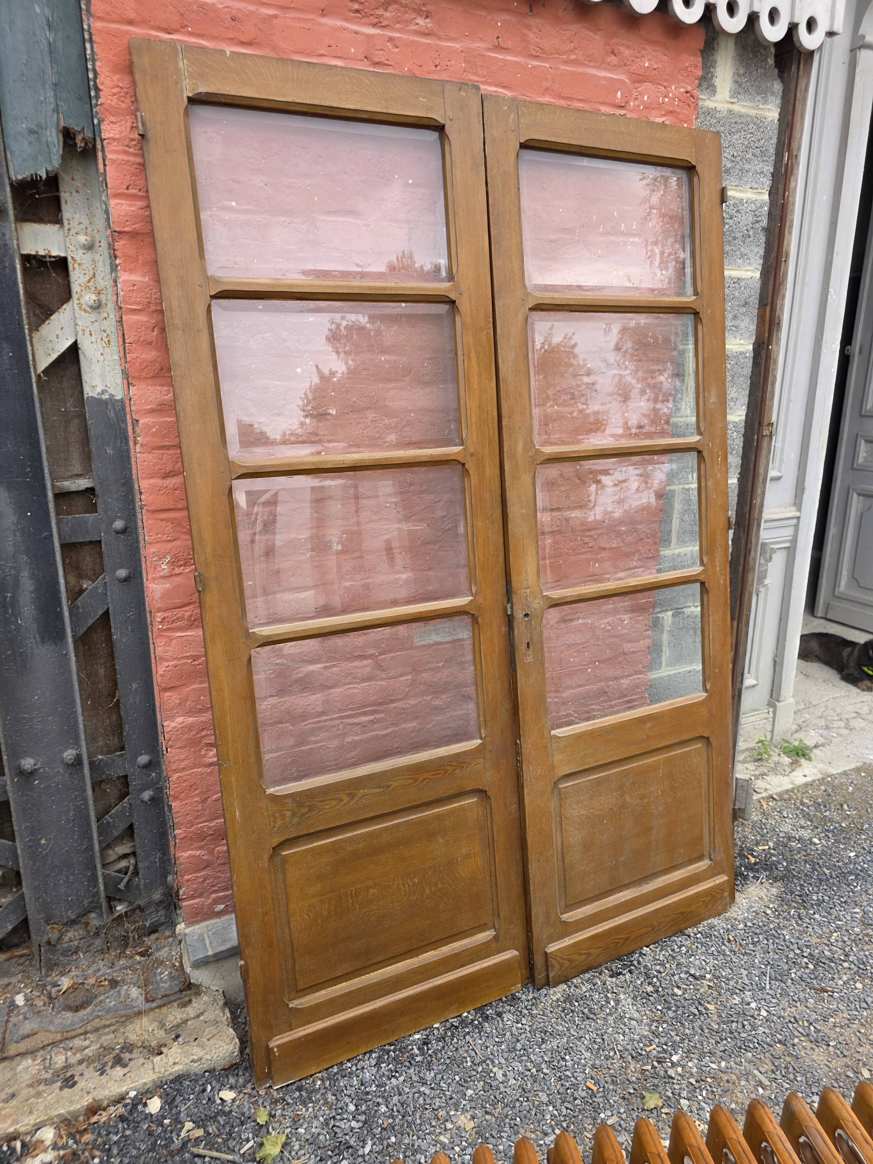Paire de portes de séparation anciennes, verres biseautés