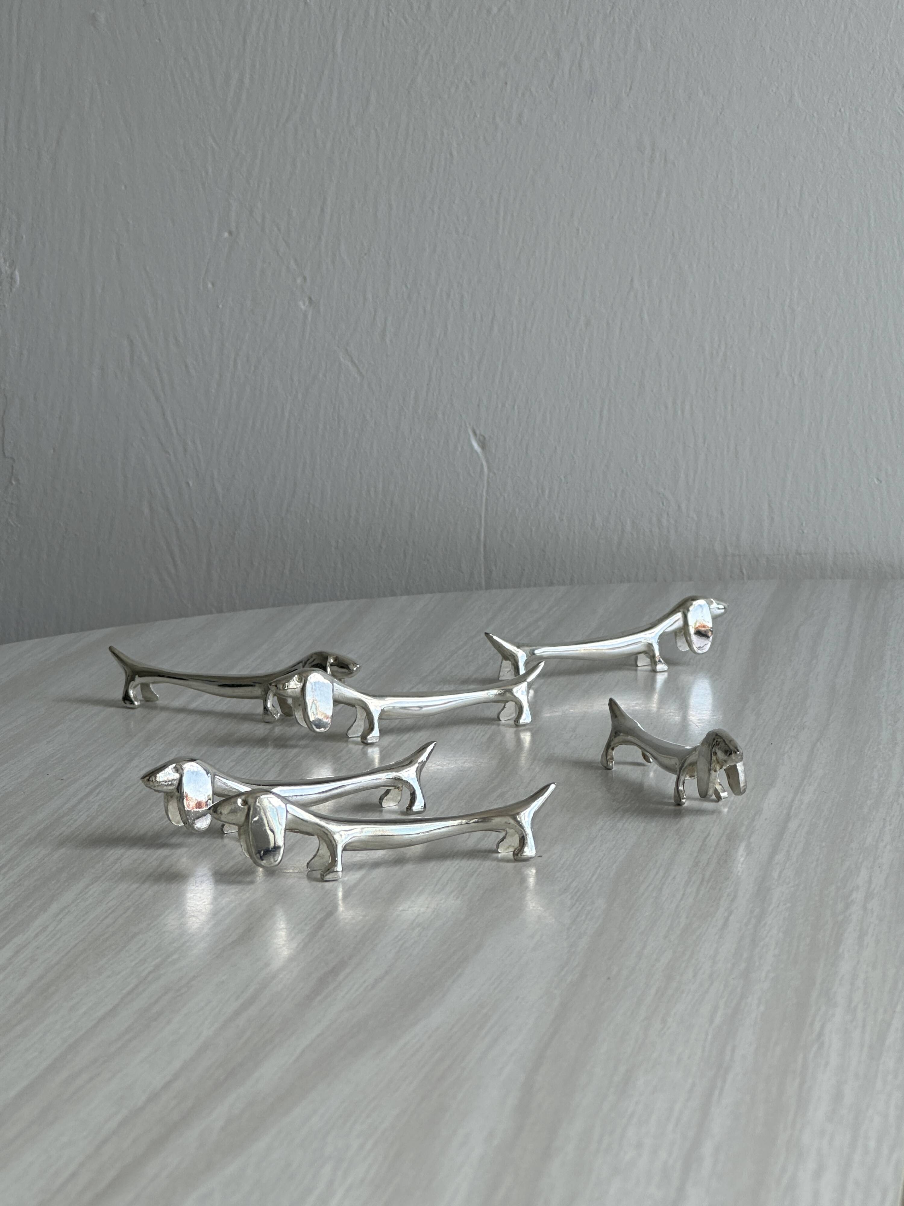 6 dog-shaped knife rests, in silver-plated metal.