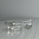 6 dog-shaped knife rests, in silver-plated metal.
