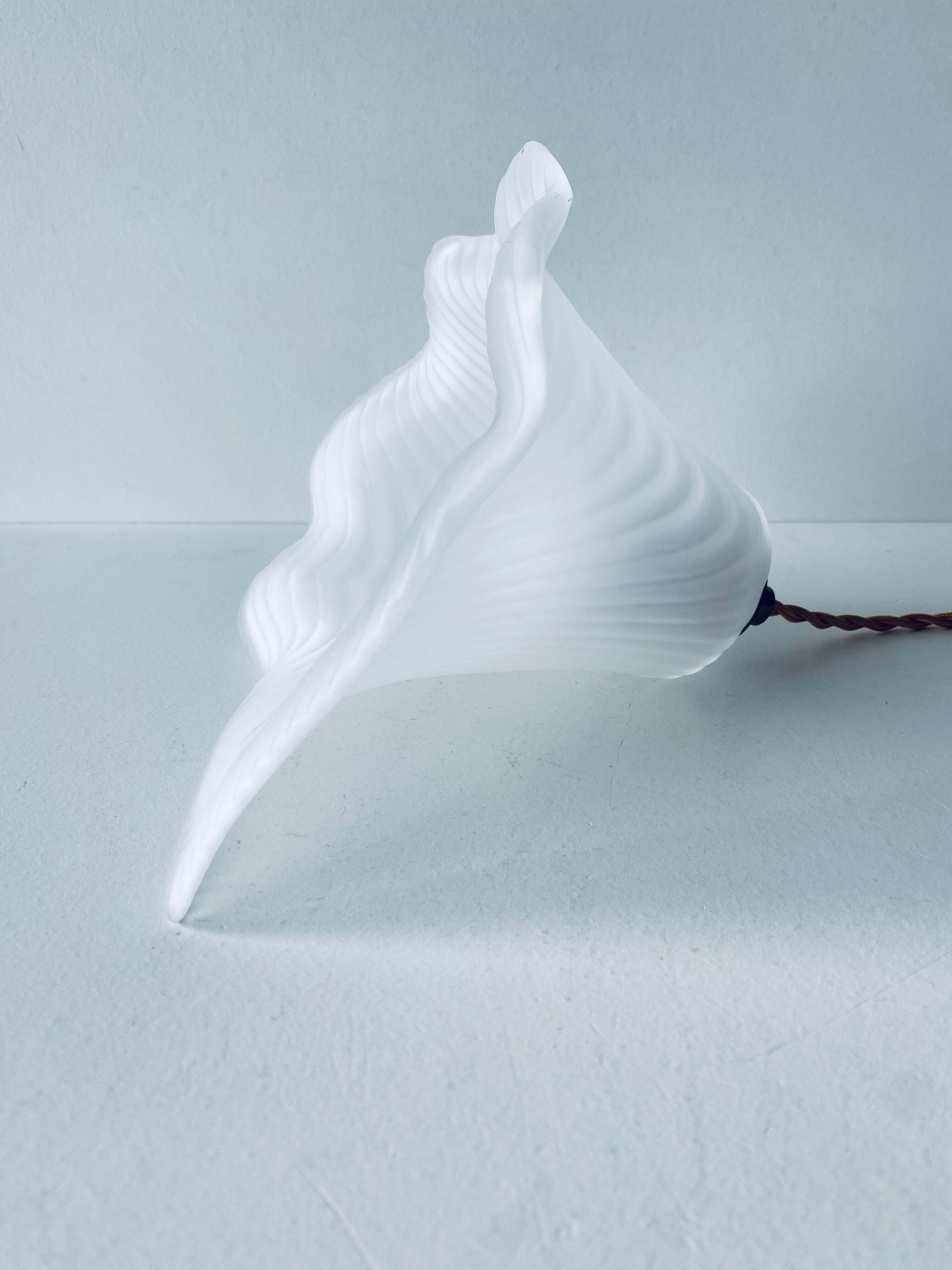 Flower suspension in glass paste