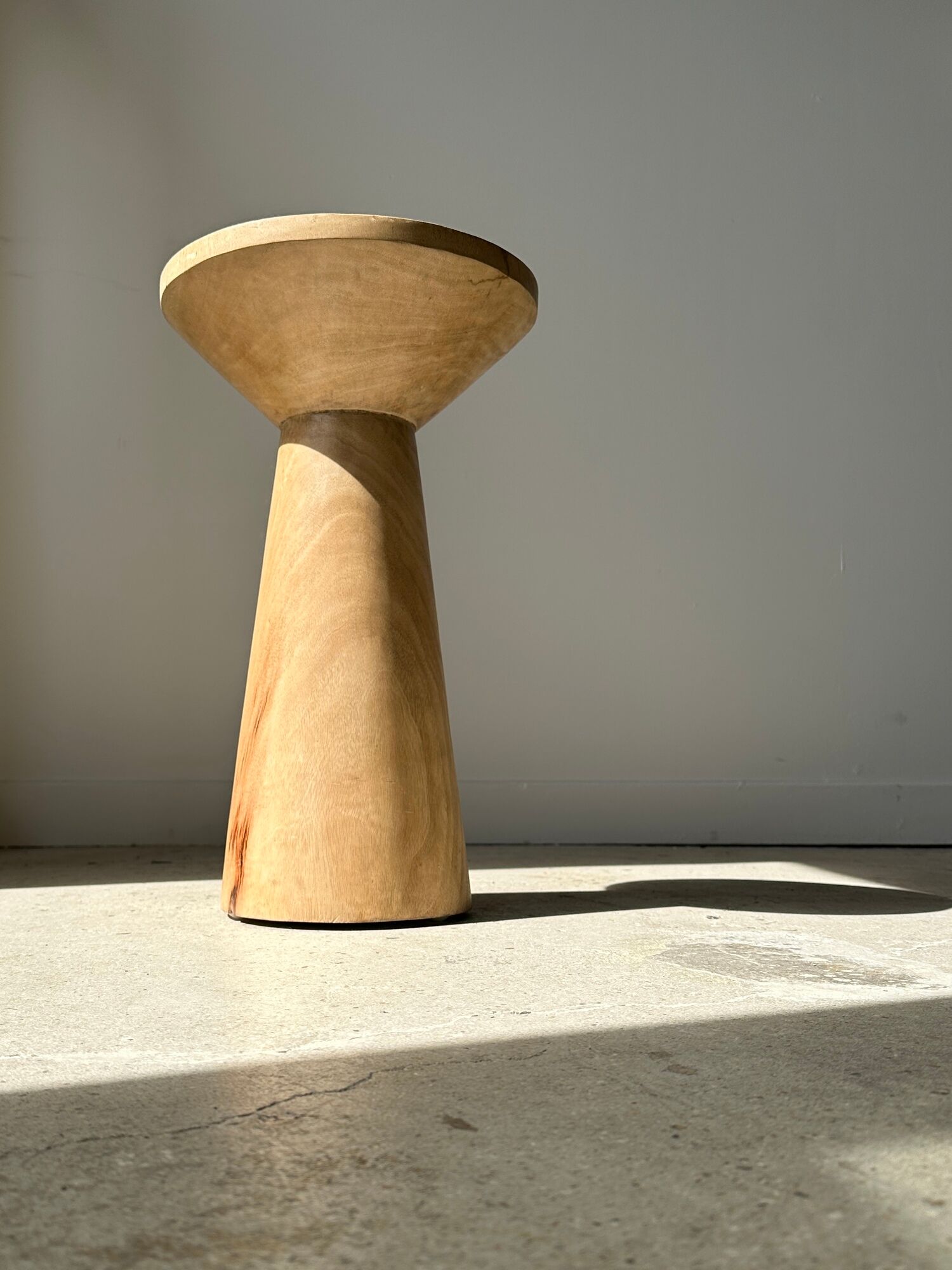 Side table, end of sofa in natural mango monoxyl conical tray H:50cm