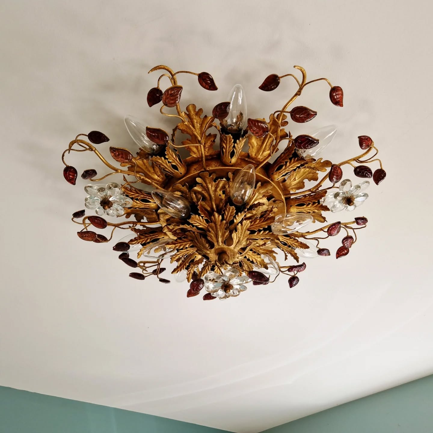 Large floral ceiling light in gilded metal and crystal, Banci Firenze, 1970.