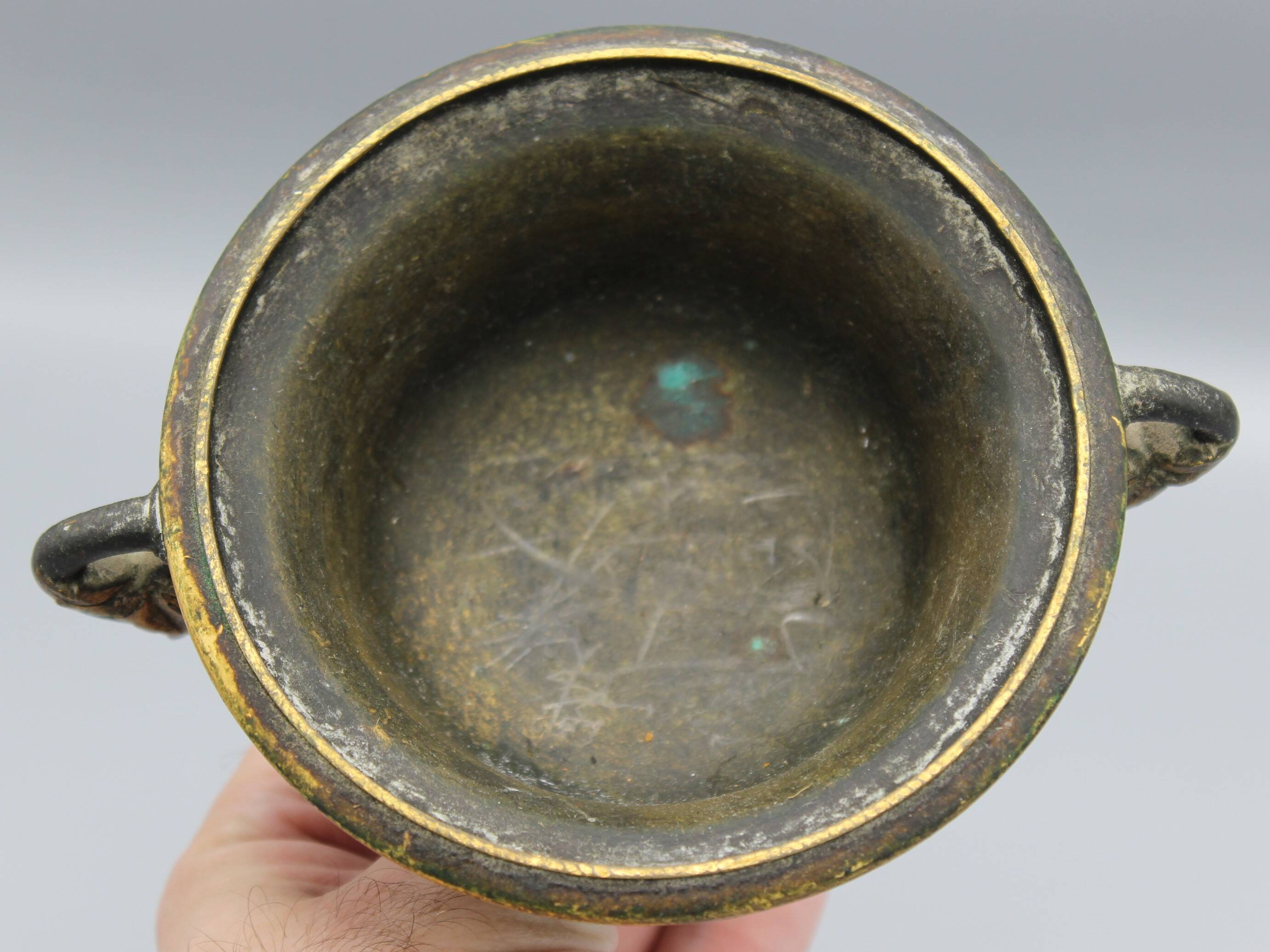 Bronze pedestal bowl with leaf decoration