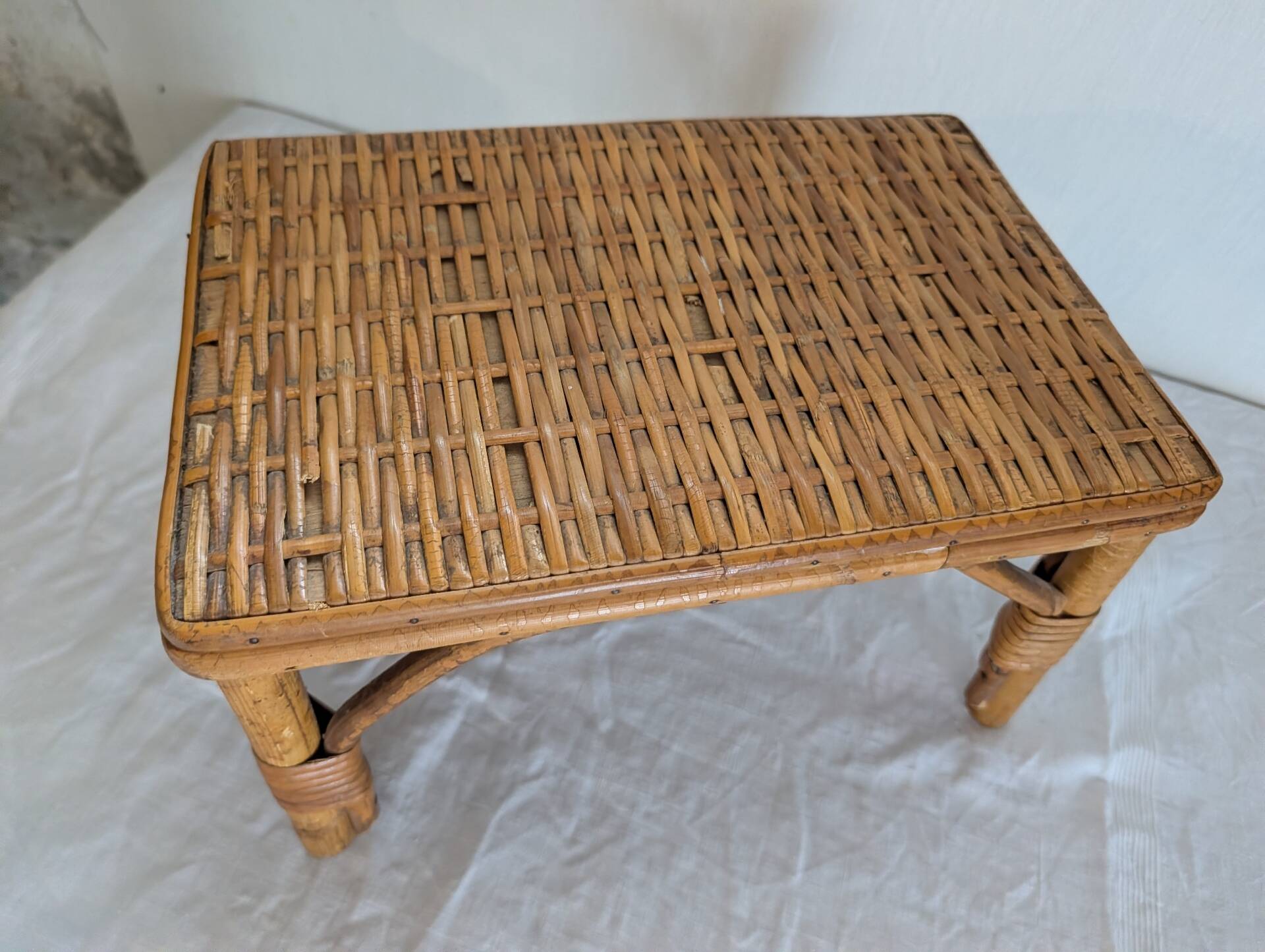 Petit banc en rotin et osier – années 1960