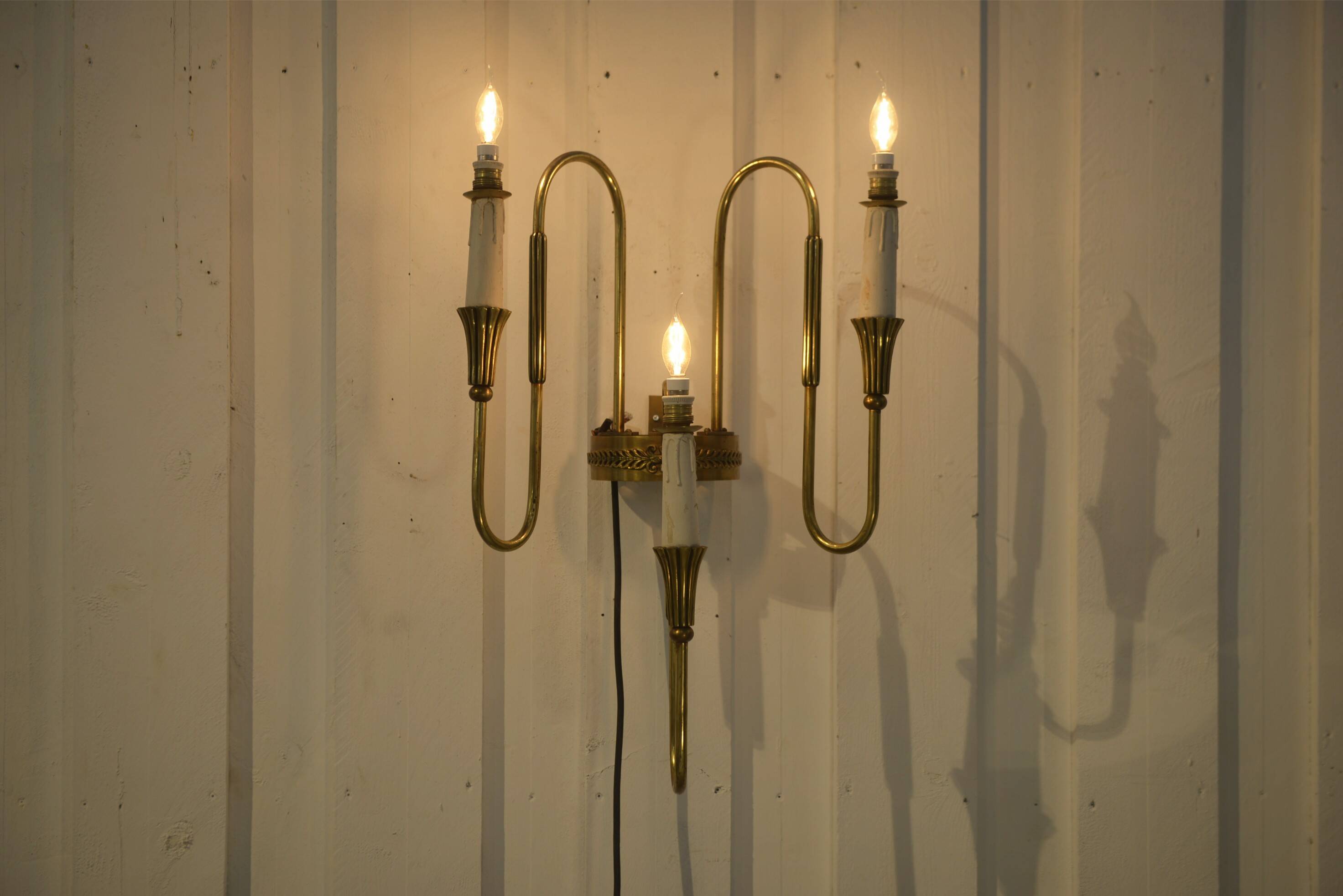 Monumental bronze wall light with three arms, neoclassical Art Deco from the 1940s.