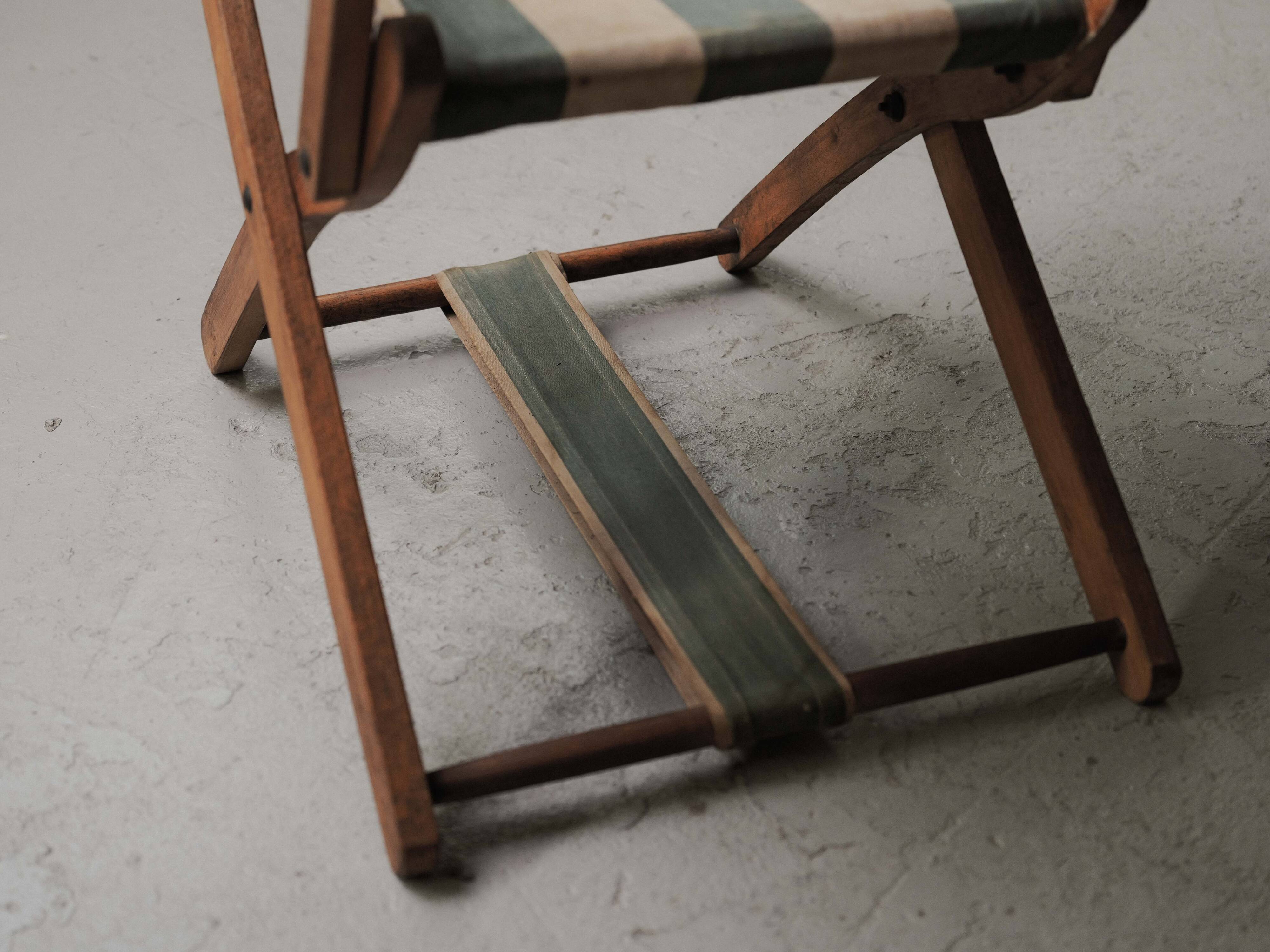 Foldable chair in solid wood and striped fabric, circa 1900.