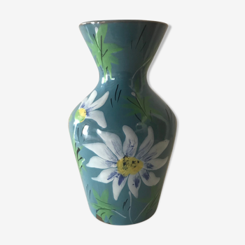 Vase bleu à fleurs rouge et blanche années 50