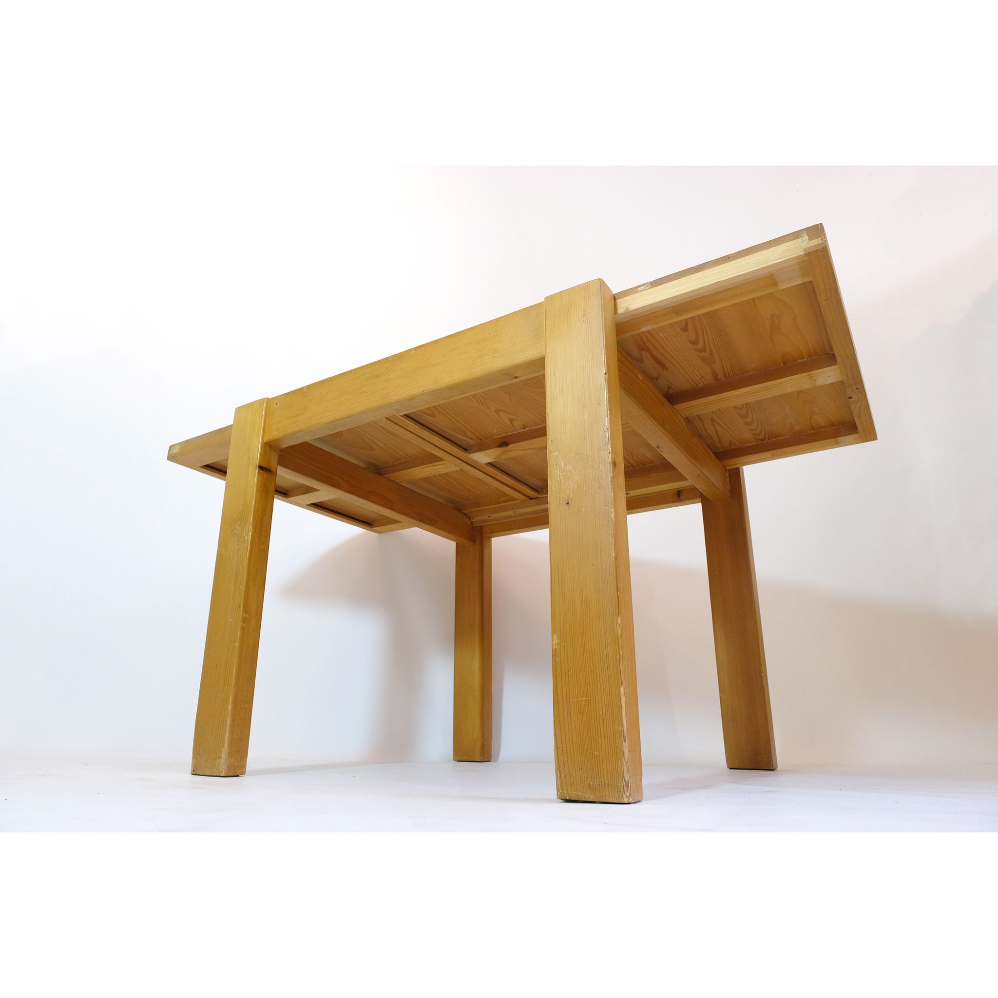 Table à manger en pin à rallonges des années 1980.
