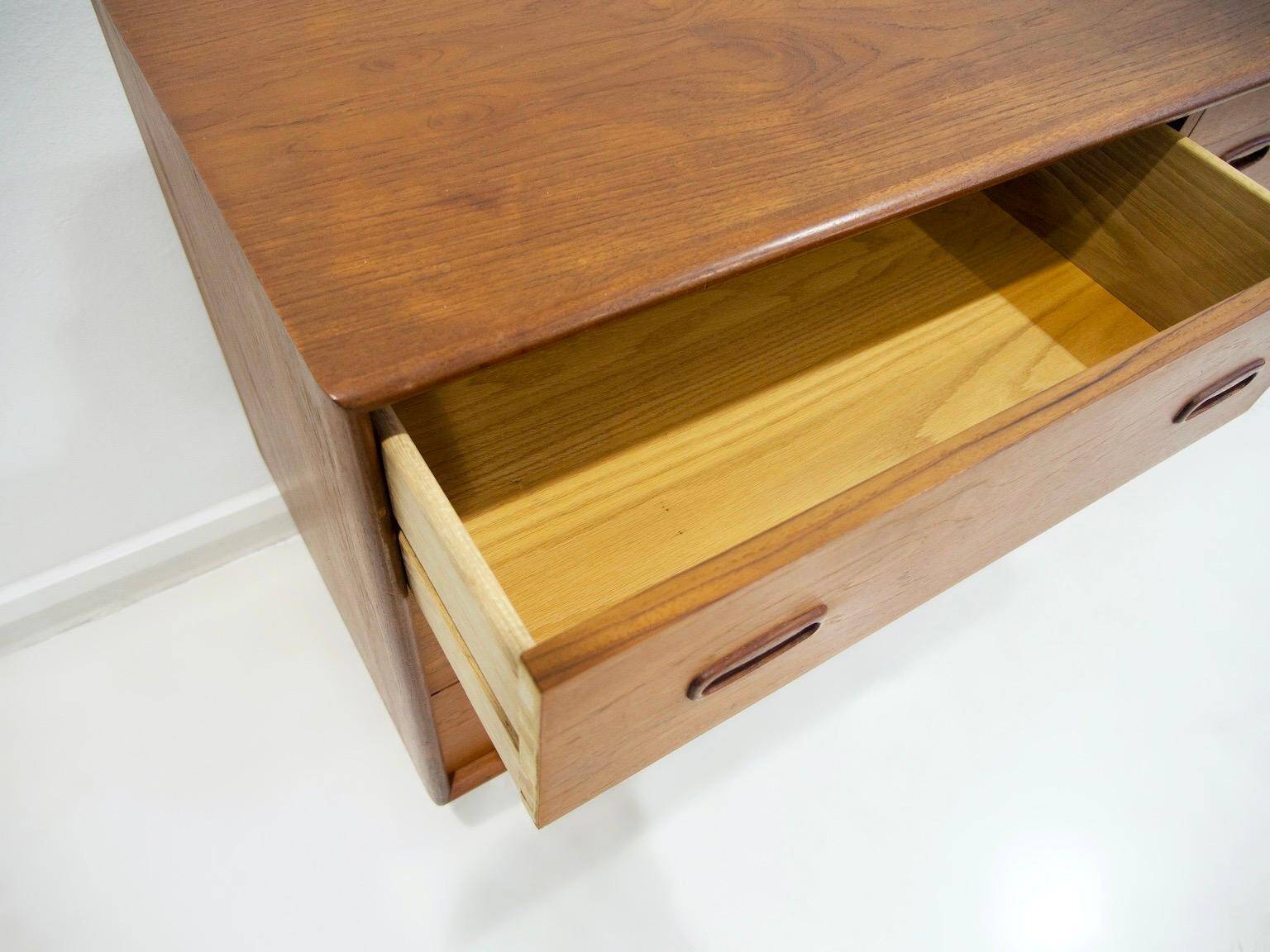 Modern Scandinavian buffet in teak with drawers