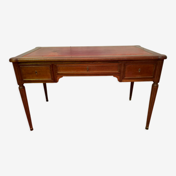 Bureau plat de style Louis XVl en acajou dessus de cuir rouge XX siècle