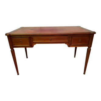 Bureau plat de style Louis XVl en acajou dessus de cuir rouge XX siècle