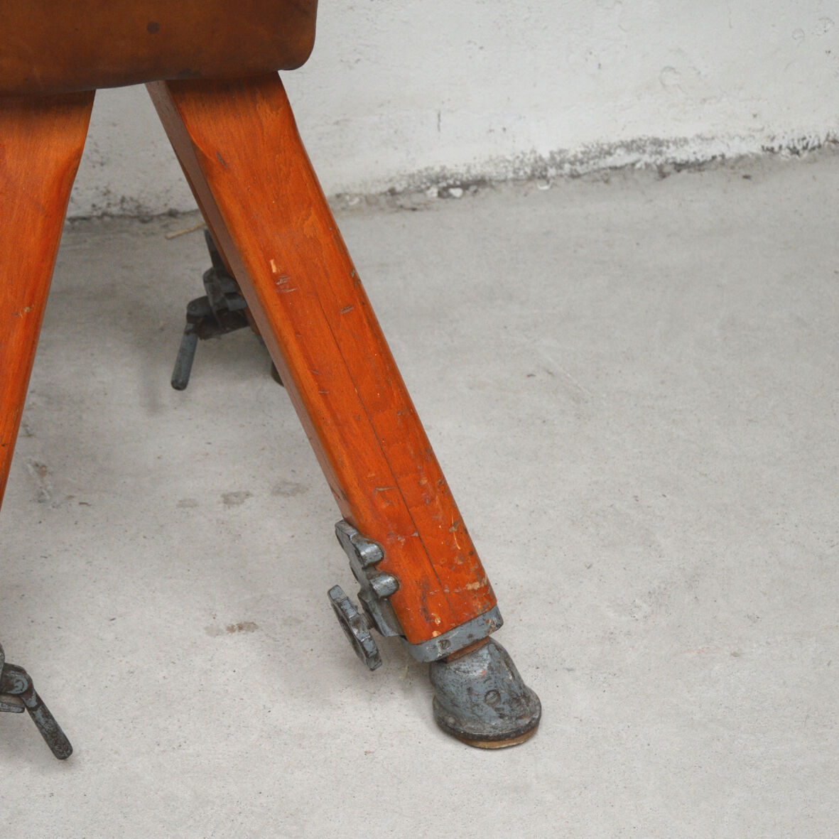 Former horse of arçon in wood and steel