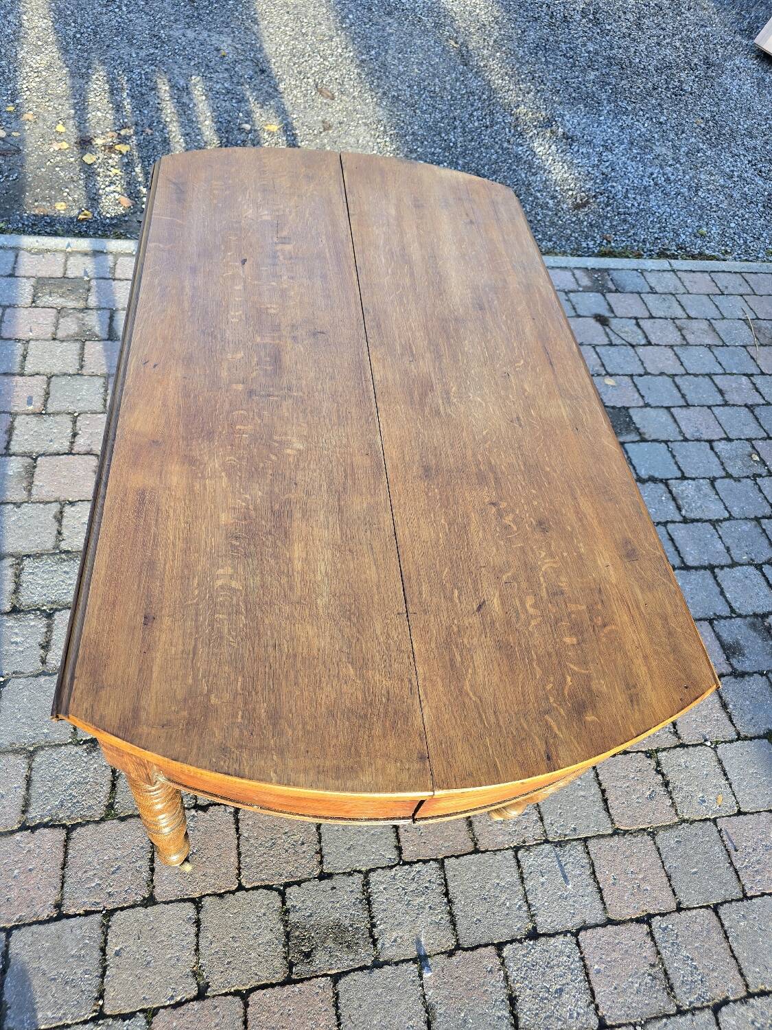 12-foot round oak table with 7 extensions / 20 people