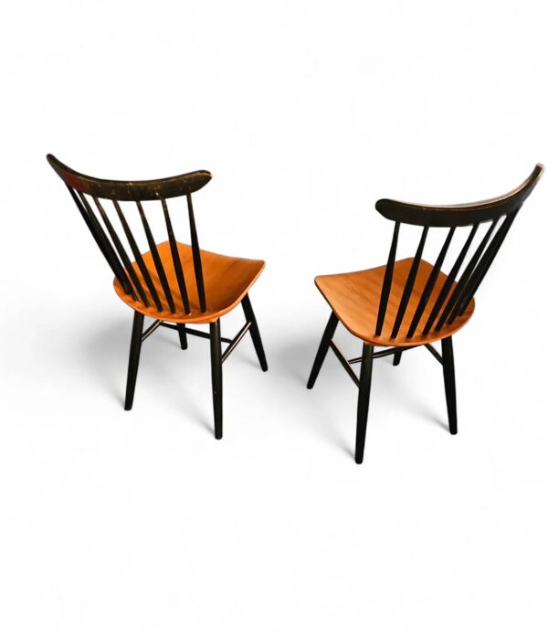 Ensemble de 2 chaises de salle à manger à dossier à fuseau, assise incurvée, siège en bois de teck, années 1960, Pastoe Holland, années 1970