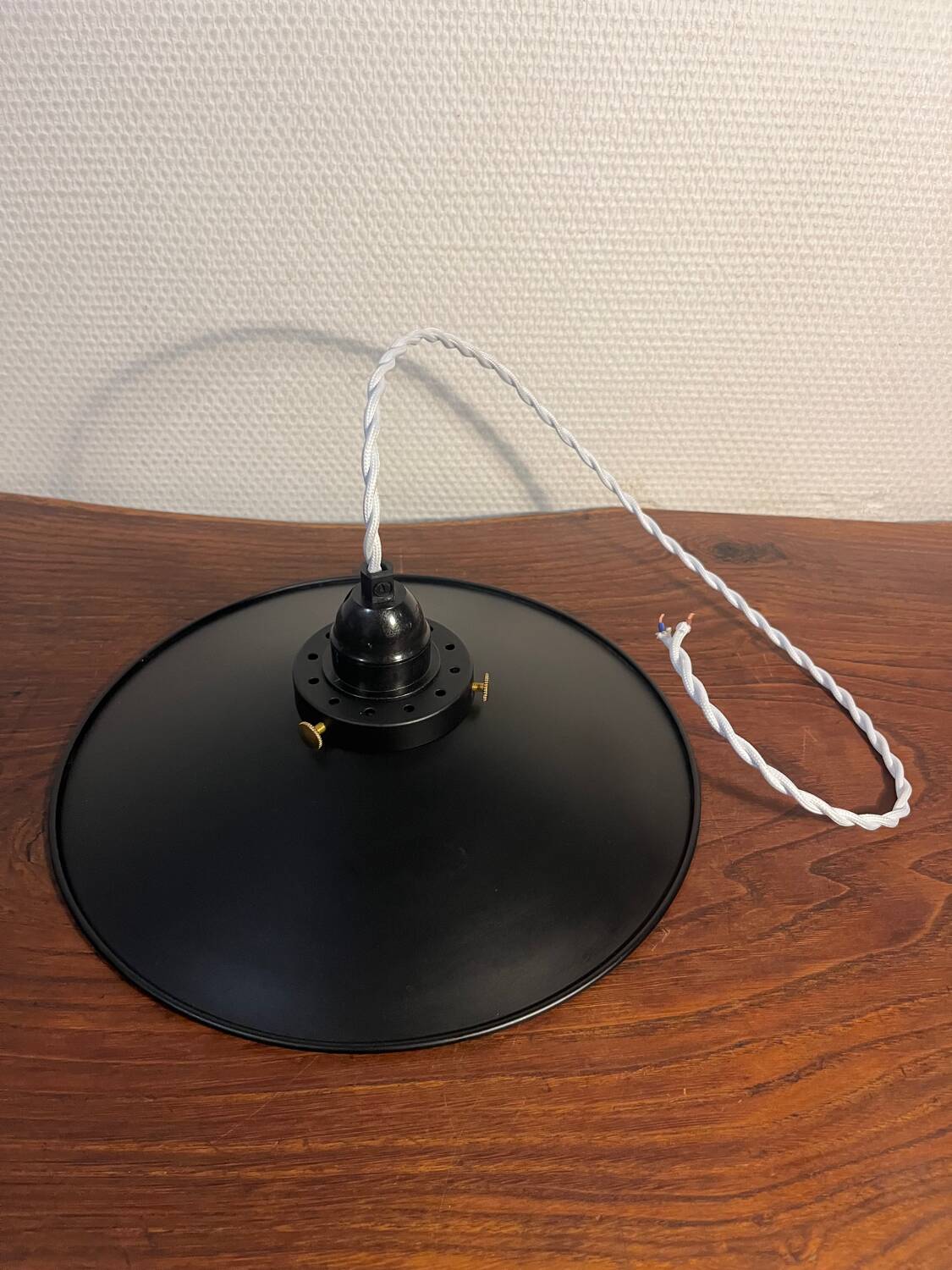 Metal suspension with braided cotton thread