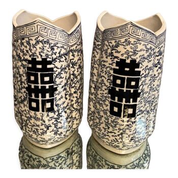 Paire de vases trilobés en porcelaine de Chine à décor d'idéogrammes chinois