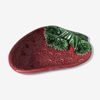 Strawberry-shaped dish in dabbling