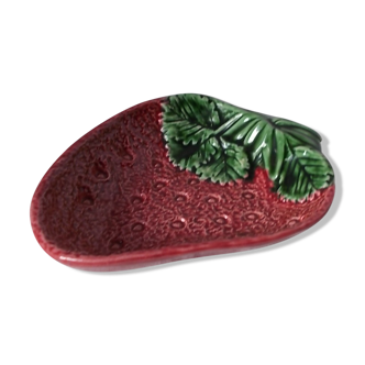 Strawberry-shaped dish in dabbling