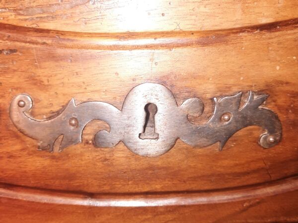 Commode du dix huitième sciecle en bois  massif