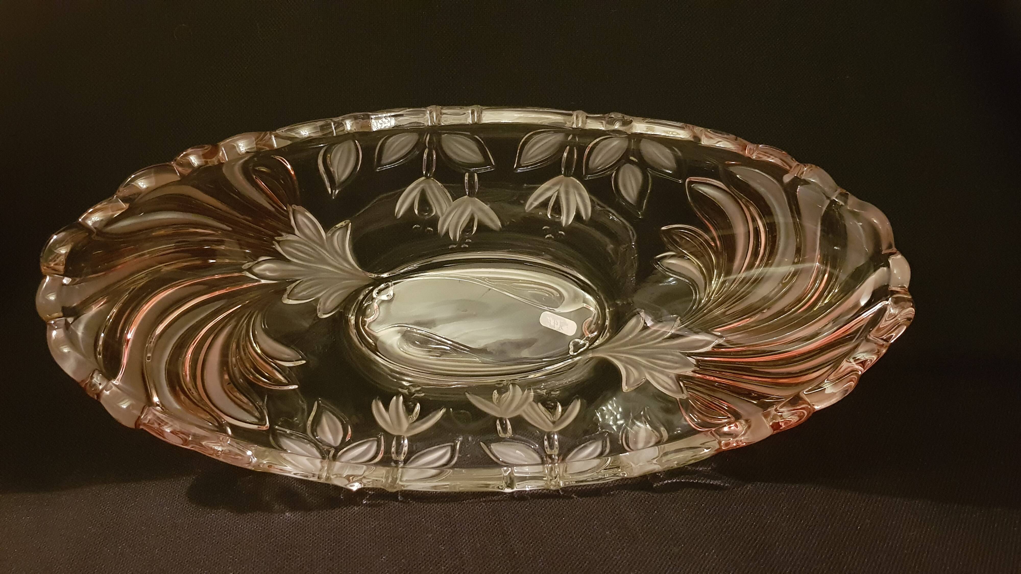 Oval bowl in crystal and frosted glass, pink and frosted.