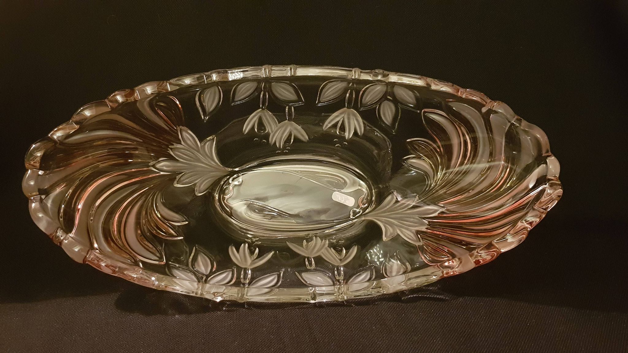 Oval bowl in crystal and frosted glass, pink and frosted.