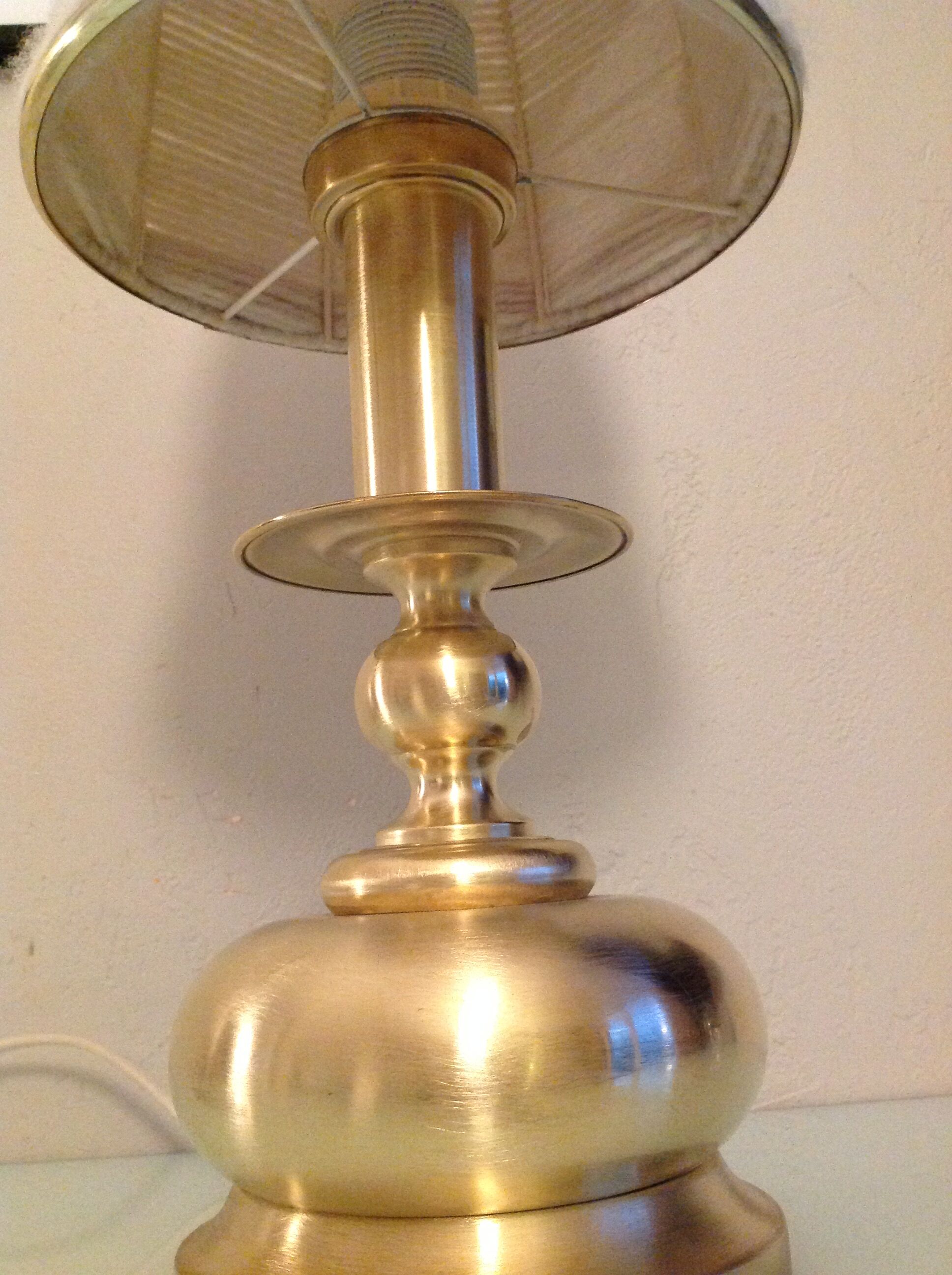 Lampe en laiton brossé et abat jour en laine  ecru  vintage années 70