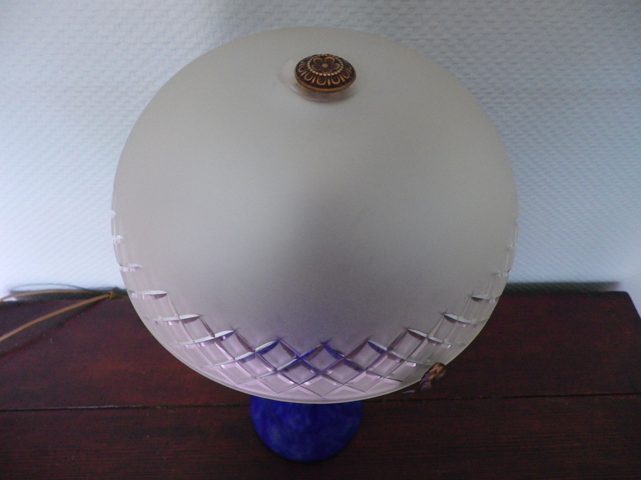 Lamp to lay, crystal lampshade cut with brass rosette, lamp foot in glass pase
