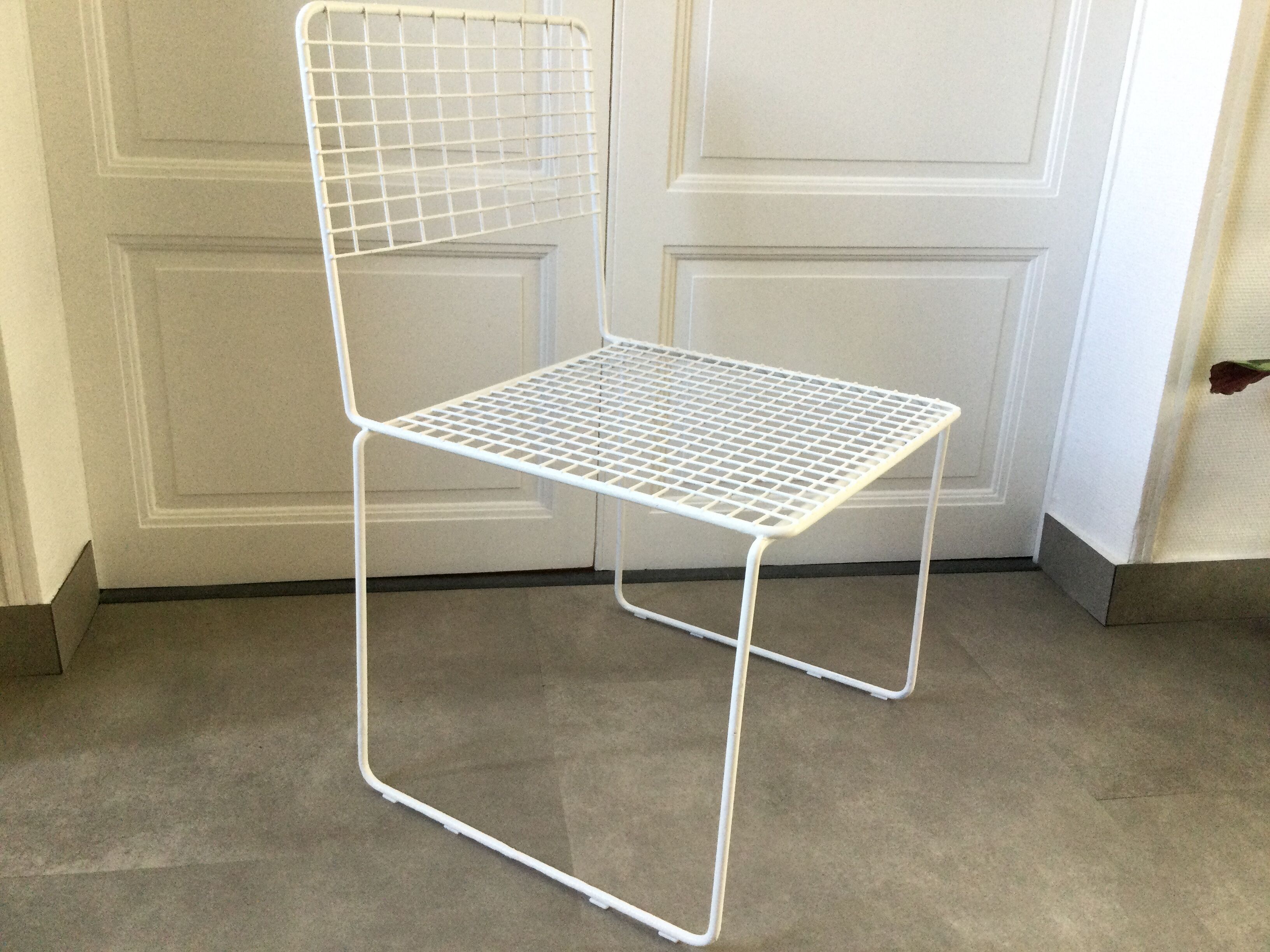 Chaise métal grillagée