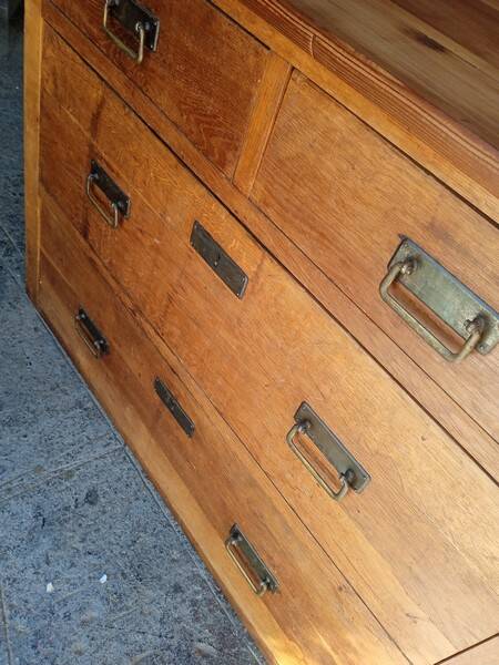 Commode en chêne brut et laiton, 1940