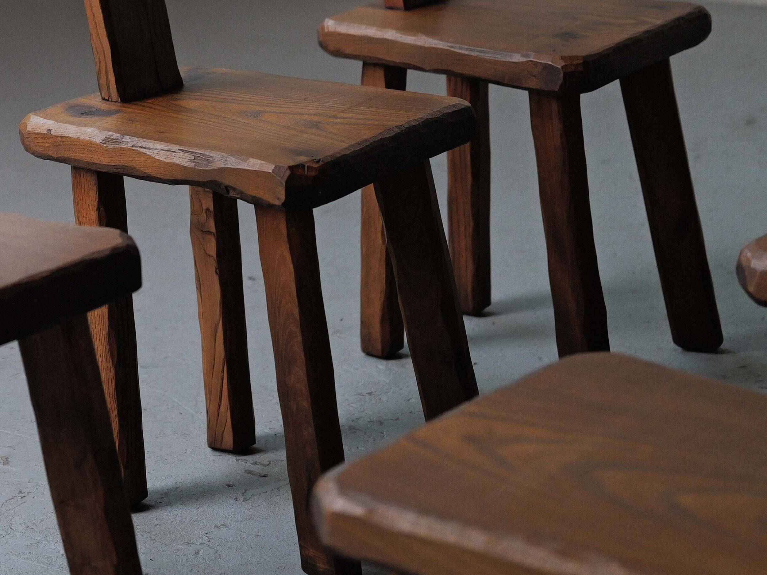 Suite de 6 chaises brutalistes en châtaignier, France, vers 1970