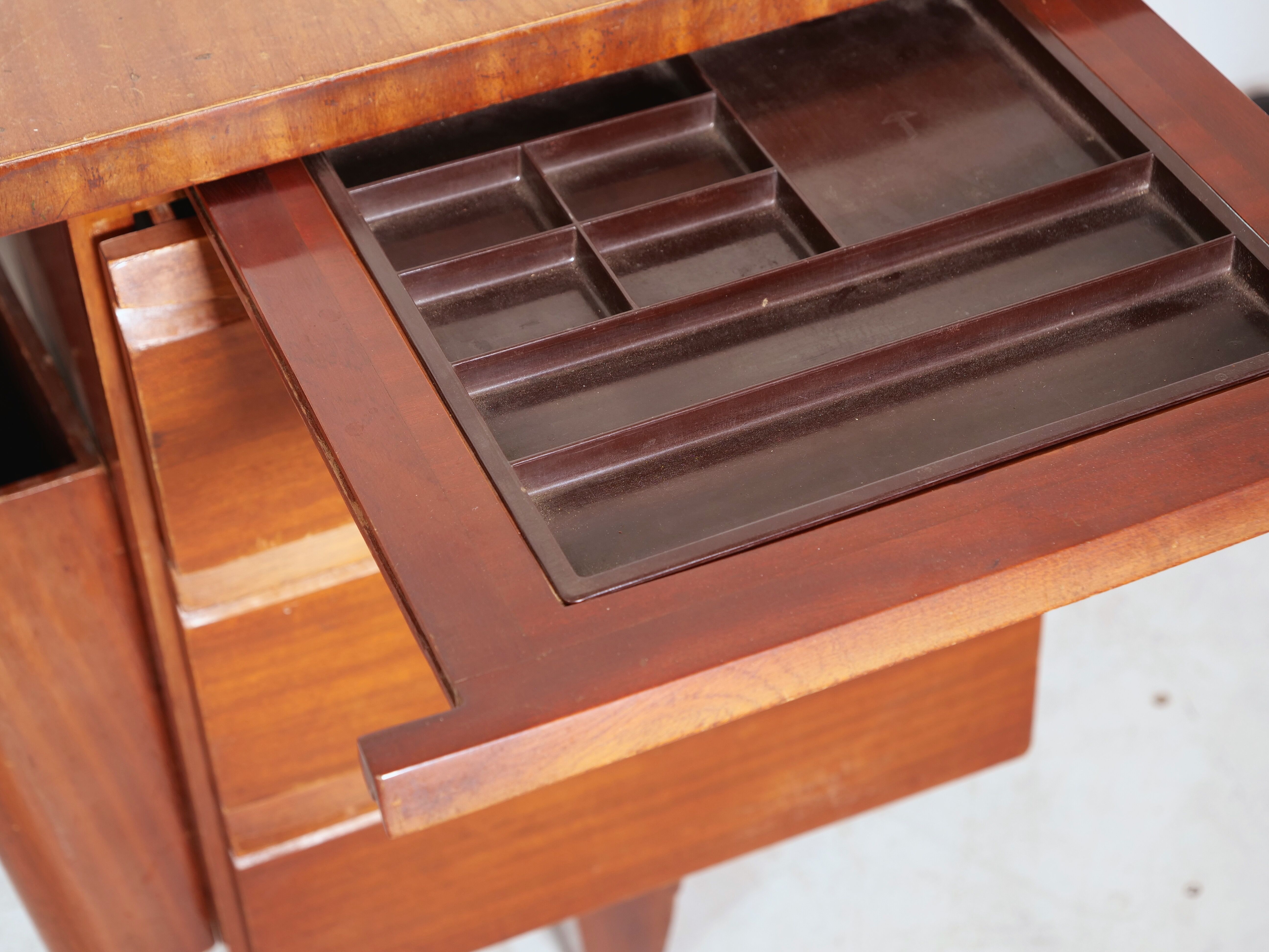 Executive desk model Boomerang standard from De Coene