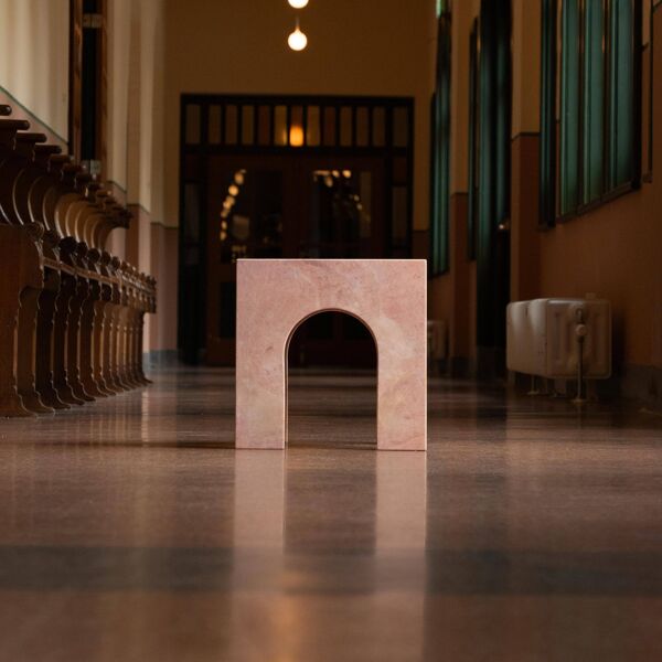 Table d'appoint en marbre rose