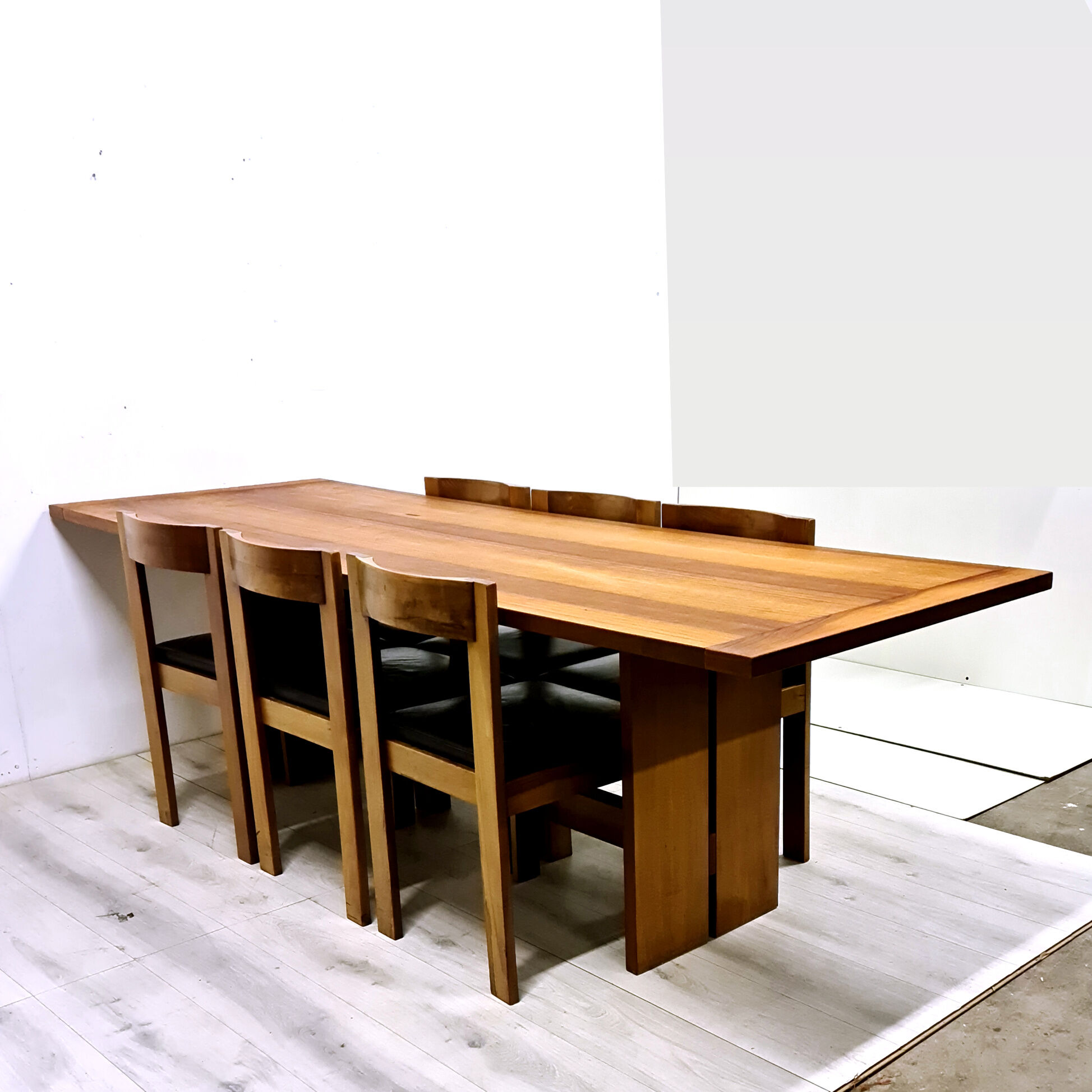 Table et chaises en noyer par Antonio Virgilio pour Bernini Italie années 1970