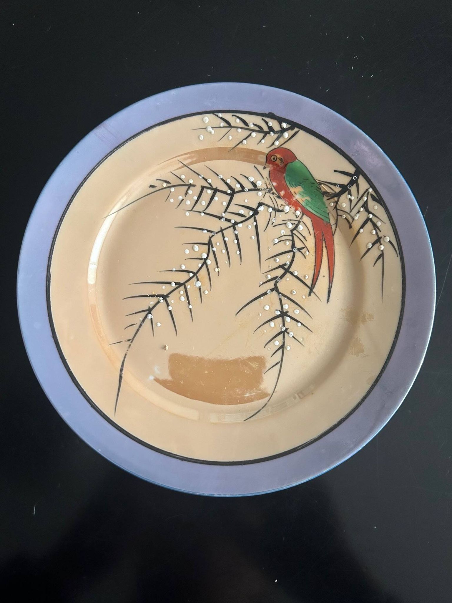 7 assiettes irisées à décor d'oiseau