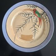 7 assiettes irisées à décor d'oiseau