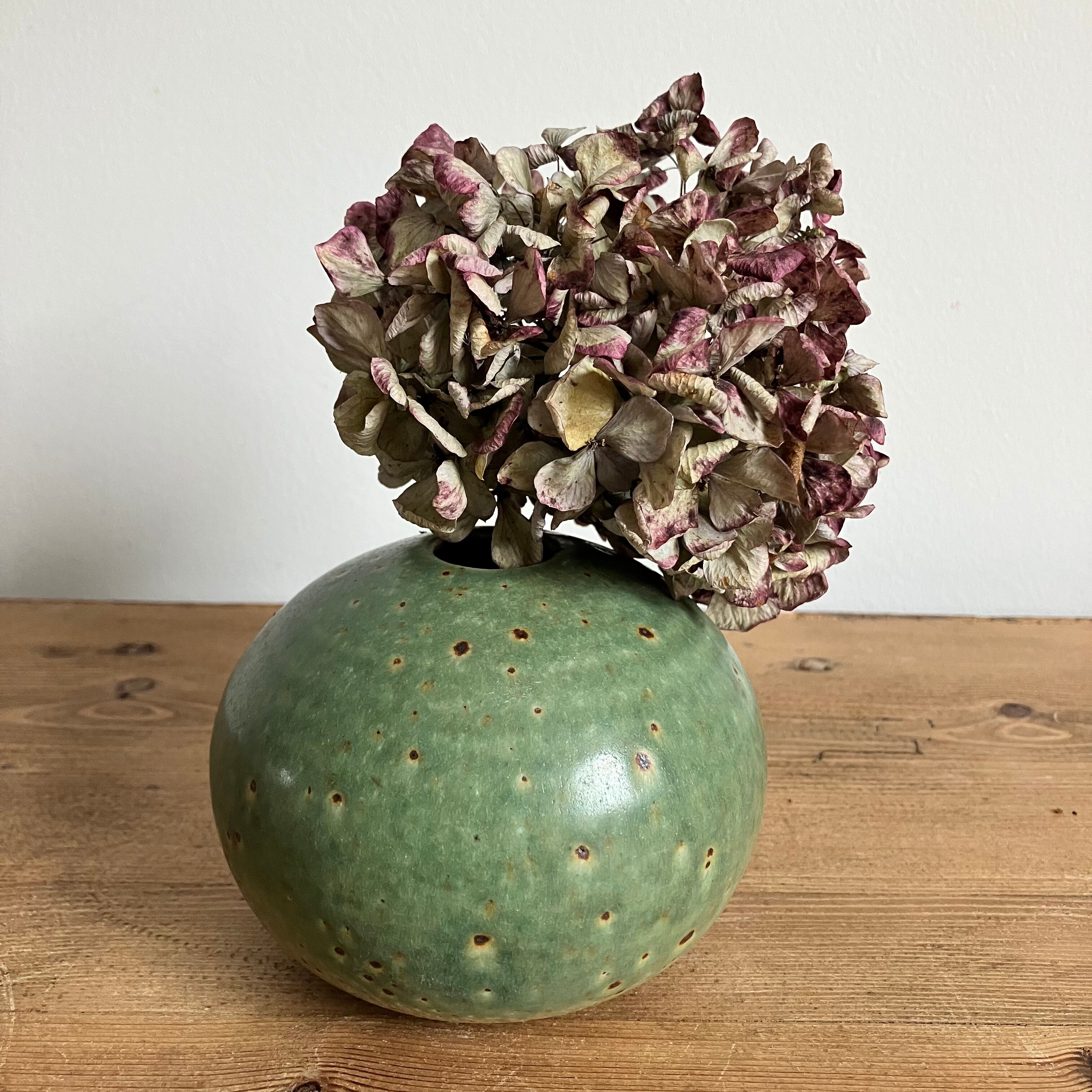 Soliflore ball in green sandstone