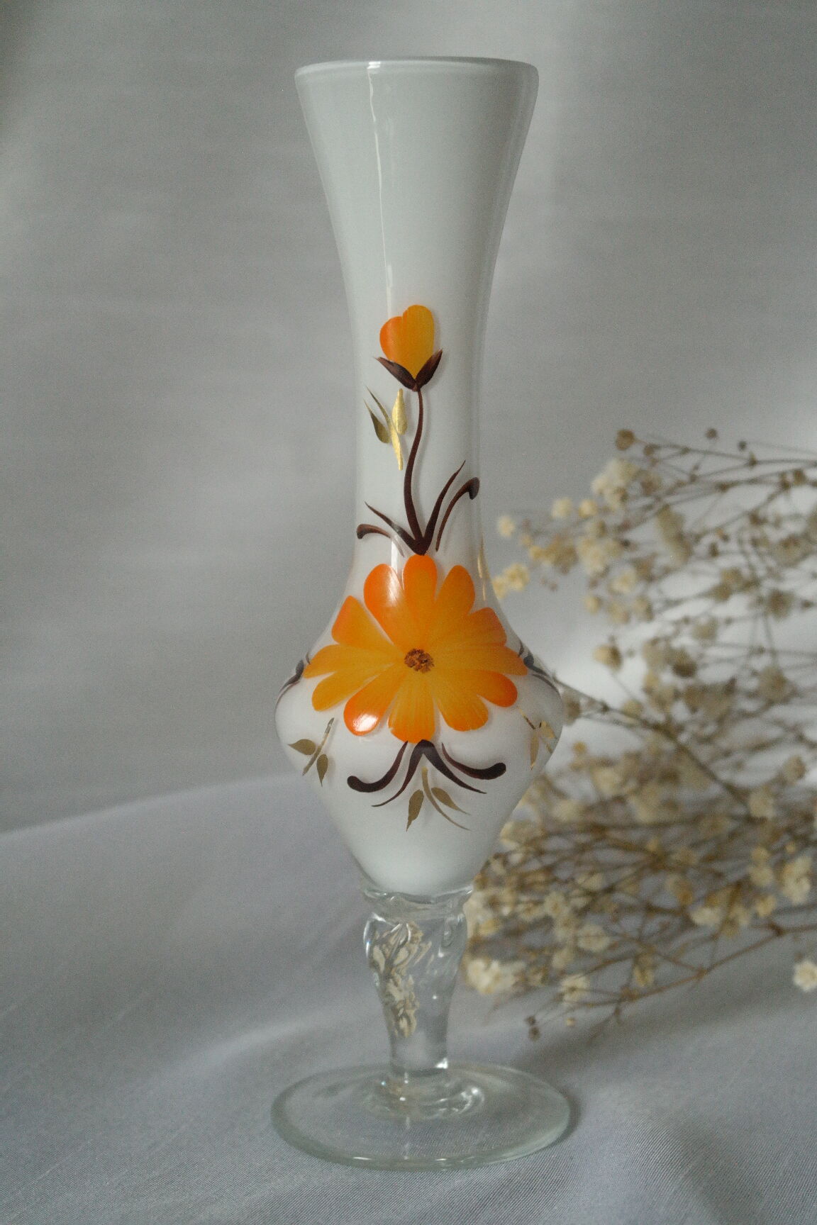 Soliflore en opaline blanche fleuri vintage