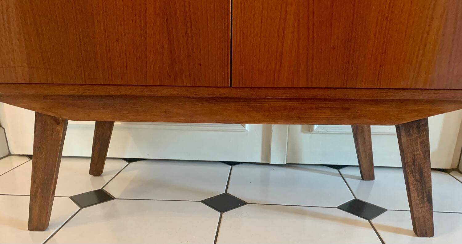 Sideboard compass feet