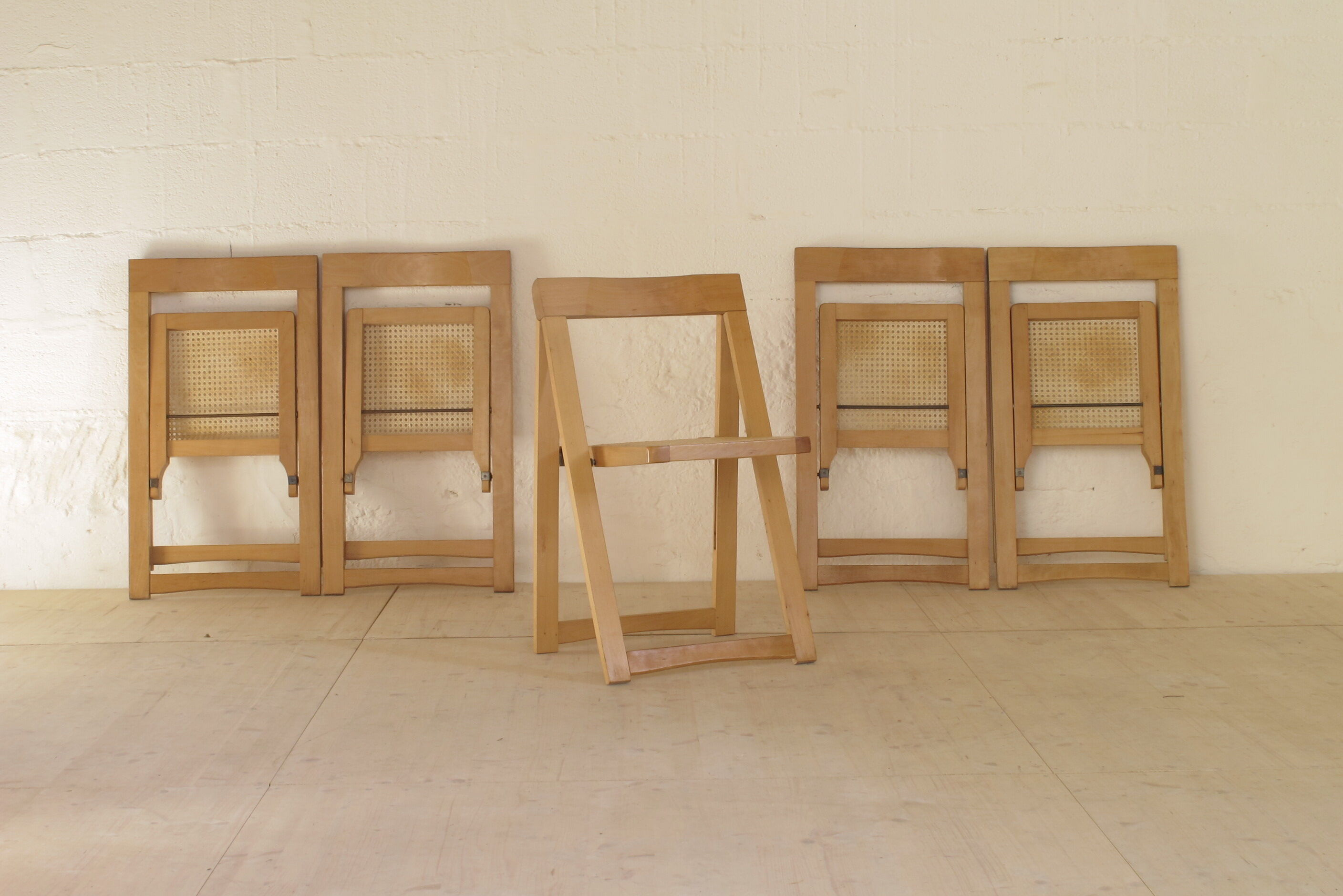Foldable chairs in elm or ash seat cannage 1970