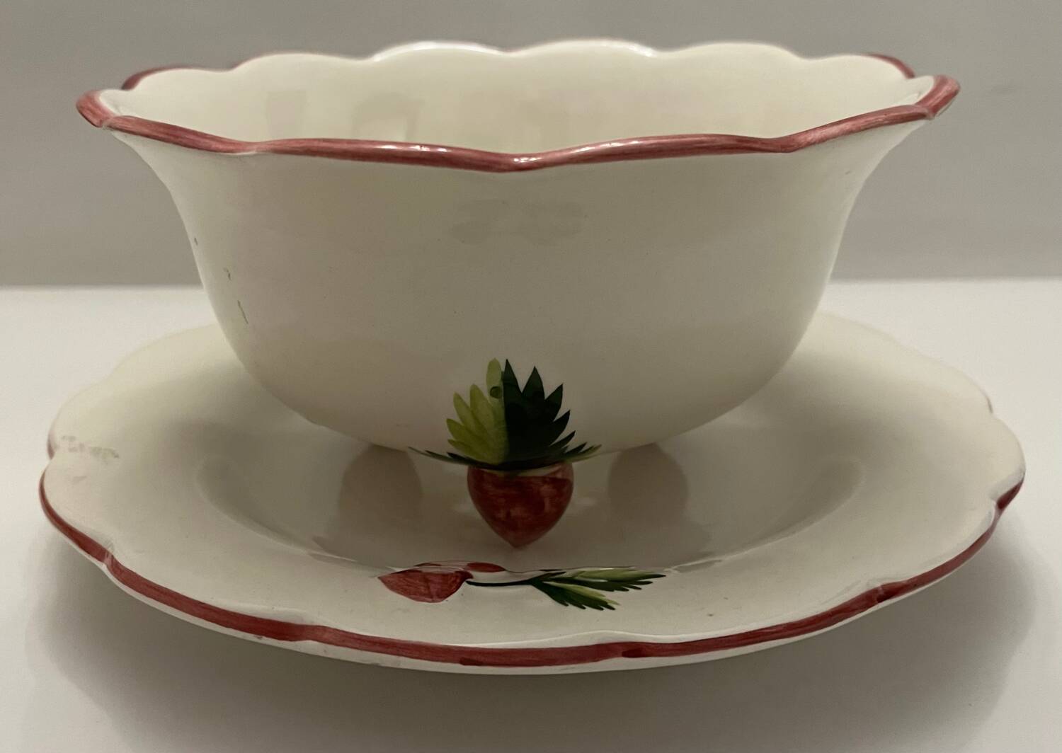 Earthenware draining salad bowl