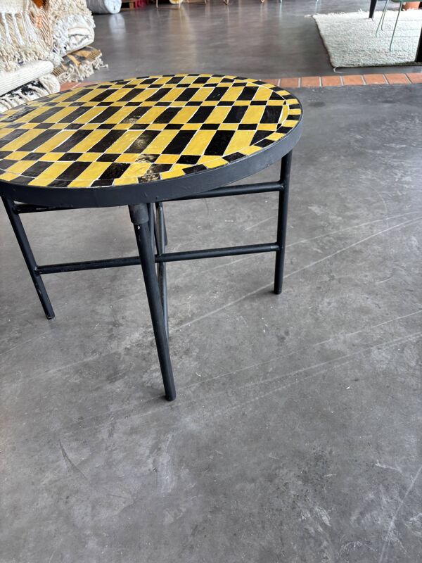 Table basse ronde marocaine en zellige jaune et noir