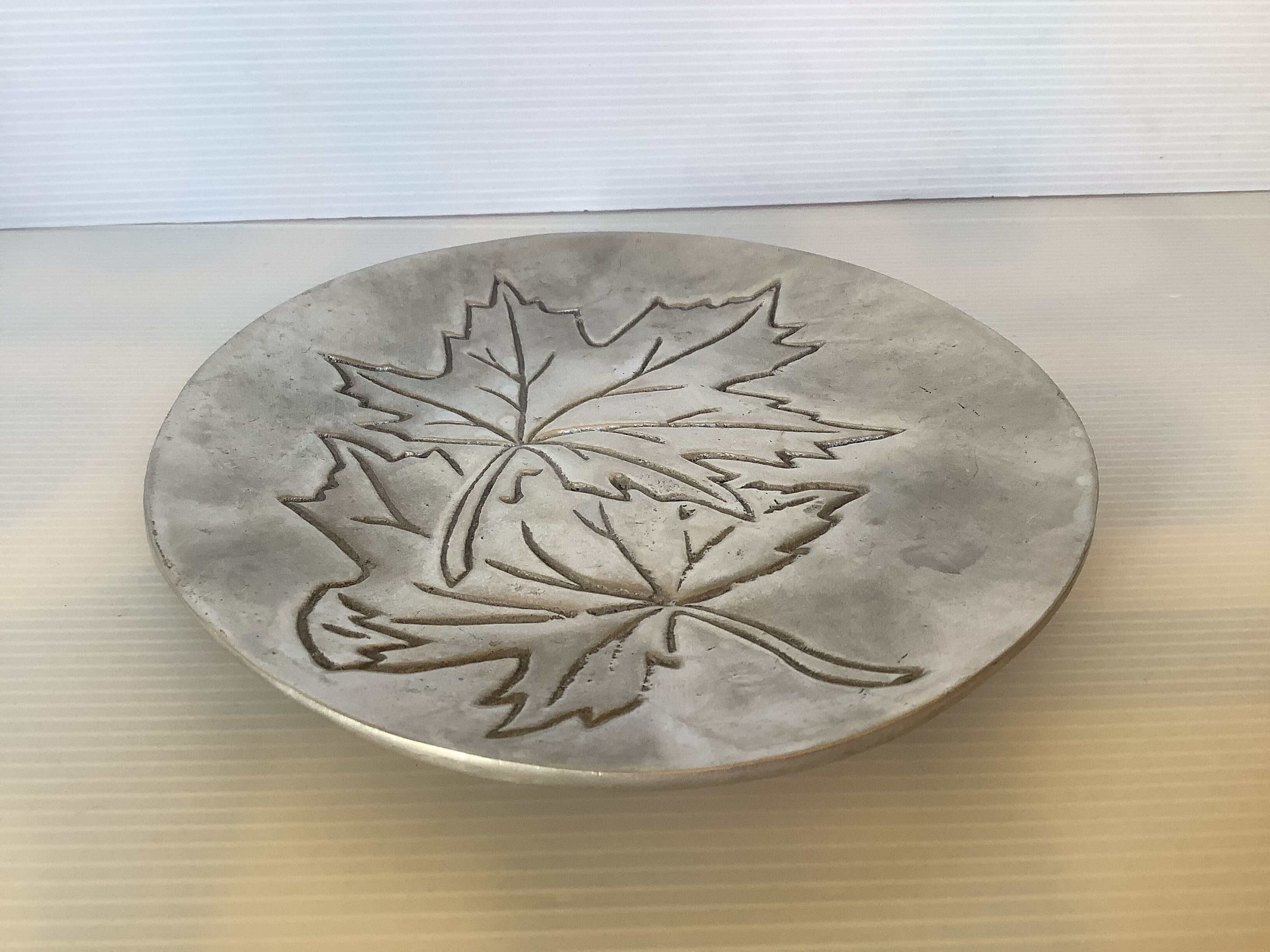 Silver tray with maple leaves in stainless steel.