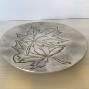 Silver tray with maple leaves in stainless steel.