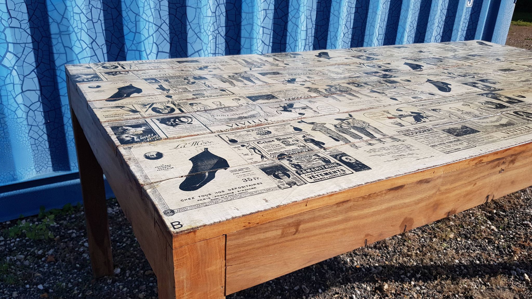 Table à manger en teck avec plateau illustré