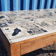 Table à manger en teck avec plateau illustré