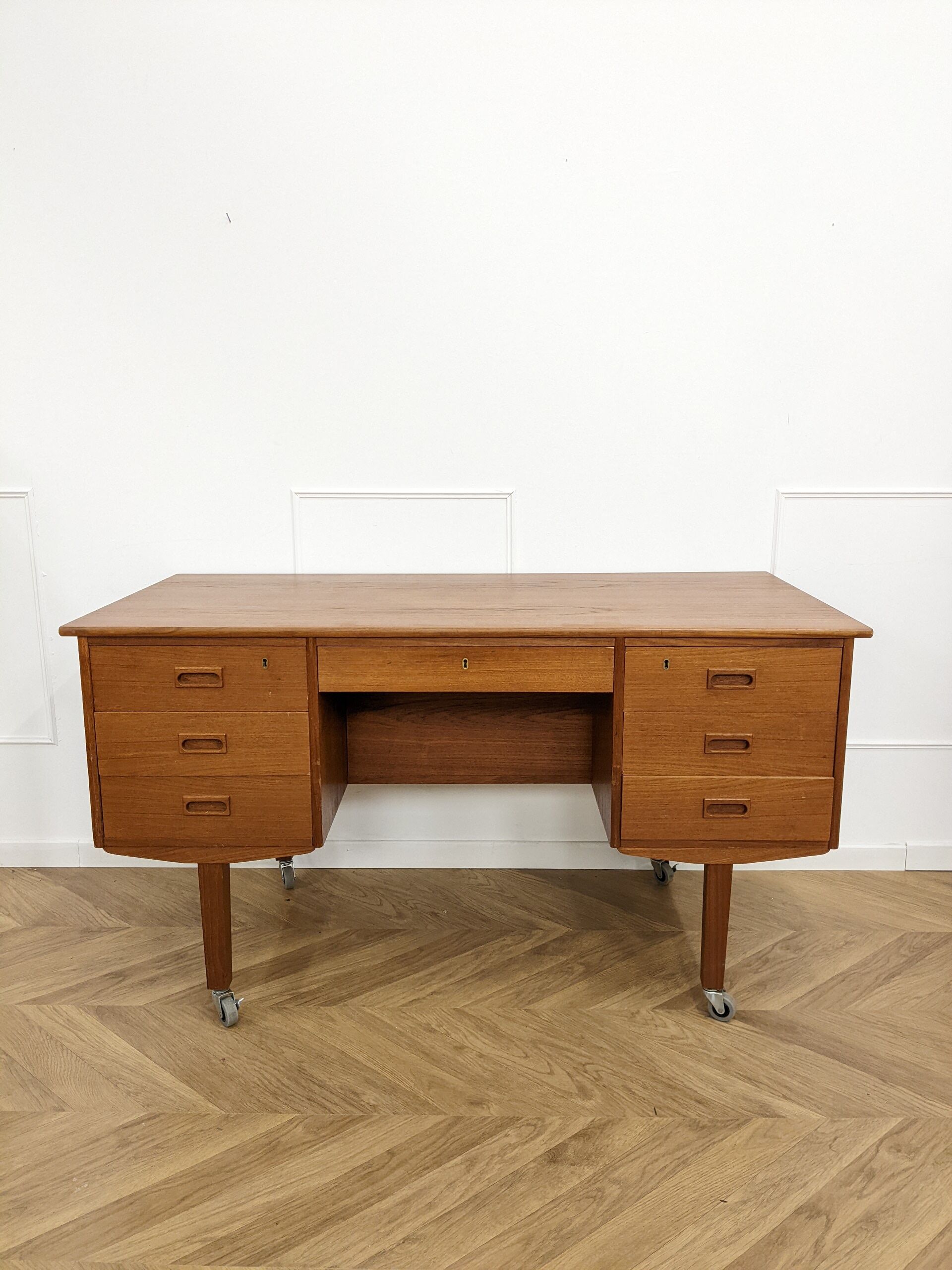 Scandinavian desk on wheels - 482