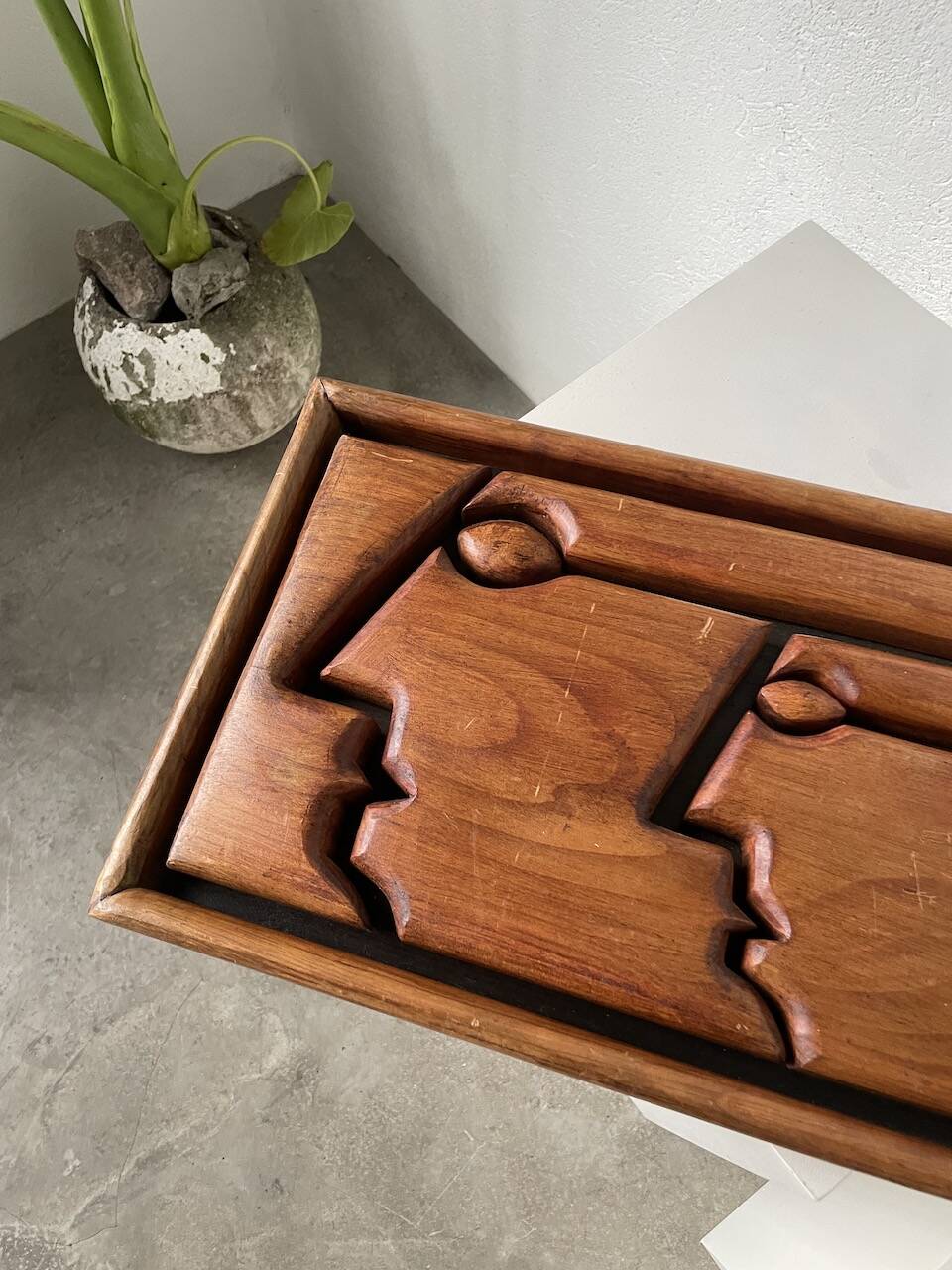 Bas relief cadre bois motifs visages